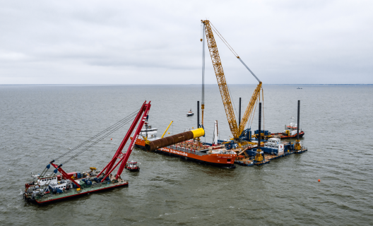 Kraanschip Triton krijgt onderhoudsbeurt van Elzinga Machinefabriek en Hijsspecialist.nl
