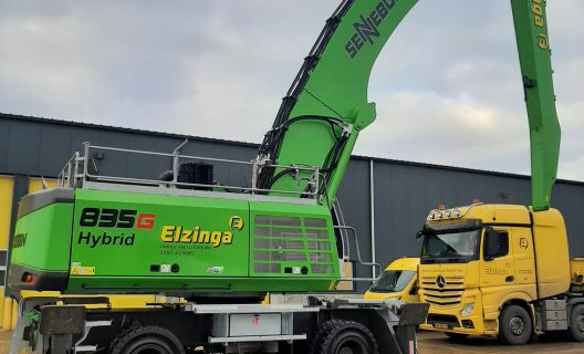 Eerste 835G Hybride overslagkraan voor Elzinga Cargo Facilities